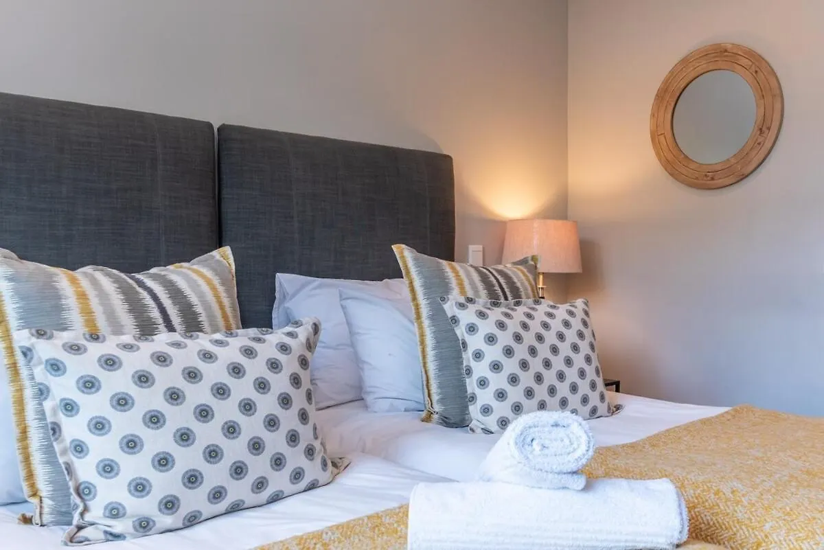 Luxury 2 Bedroom Marina Apartment - 302 Ellesmere Cape Town